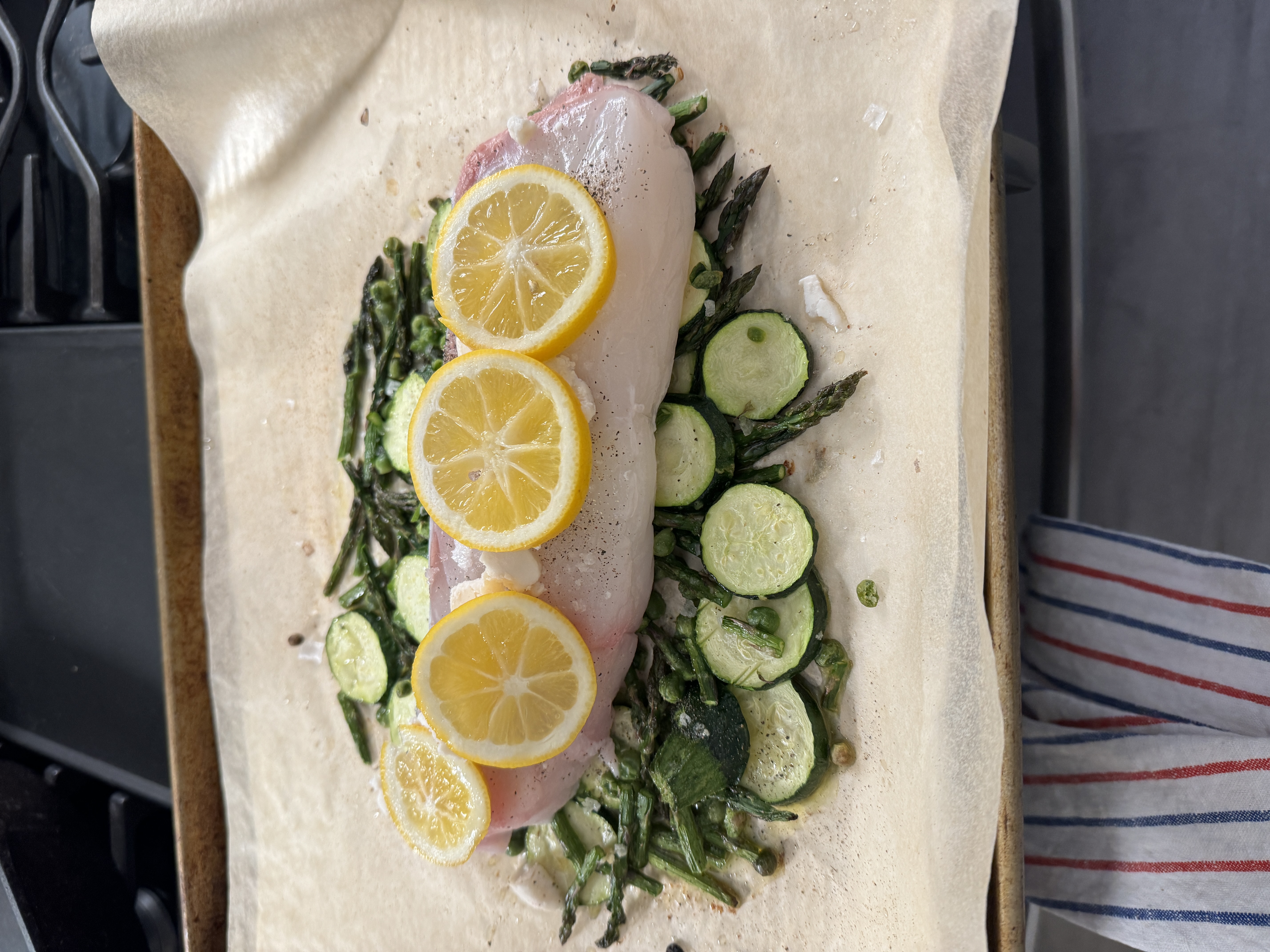 Fish en papillote with white fish, asparagus and lemon
